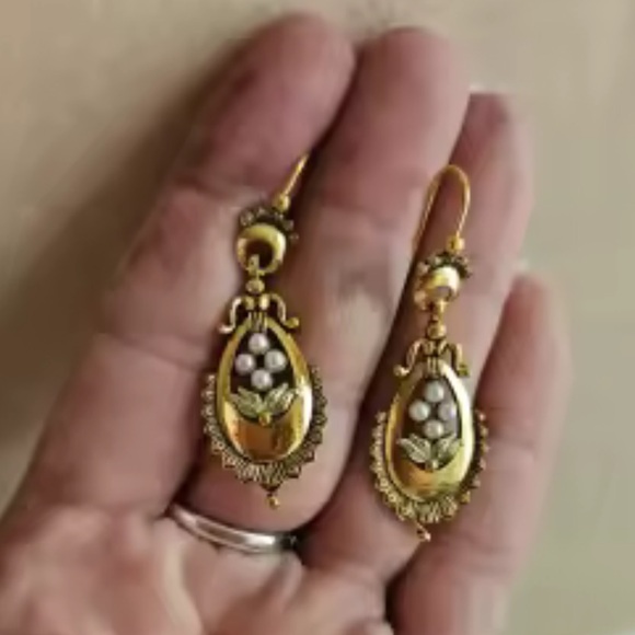 Vintage Gold Pearls & Leaf Earrings - Picture 3 of 6